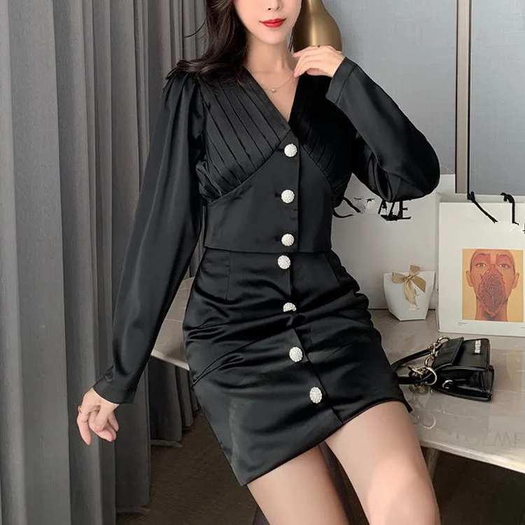 Элегантный атласный укороченный топ с v-образным вырезом и алмазной пряжкой