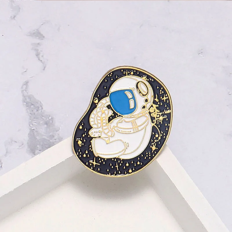 Эмалированный значок космонавта эмалированный космонавта|Броши| |