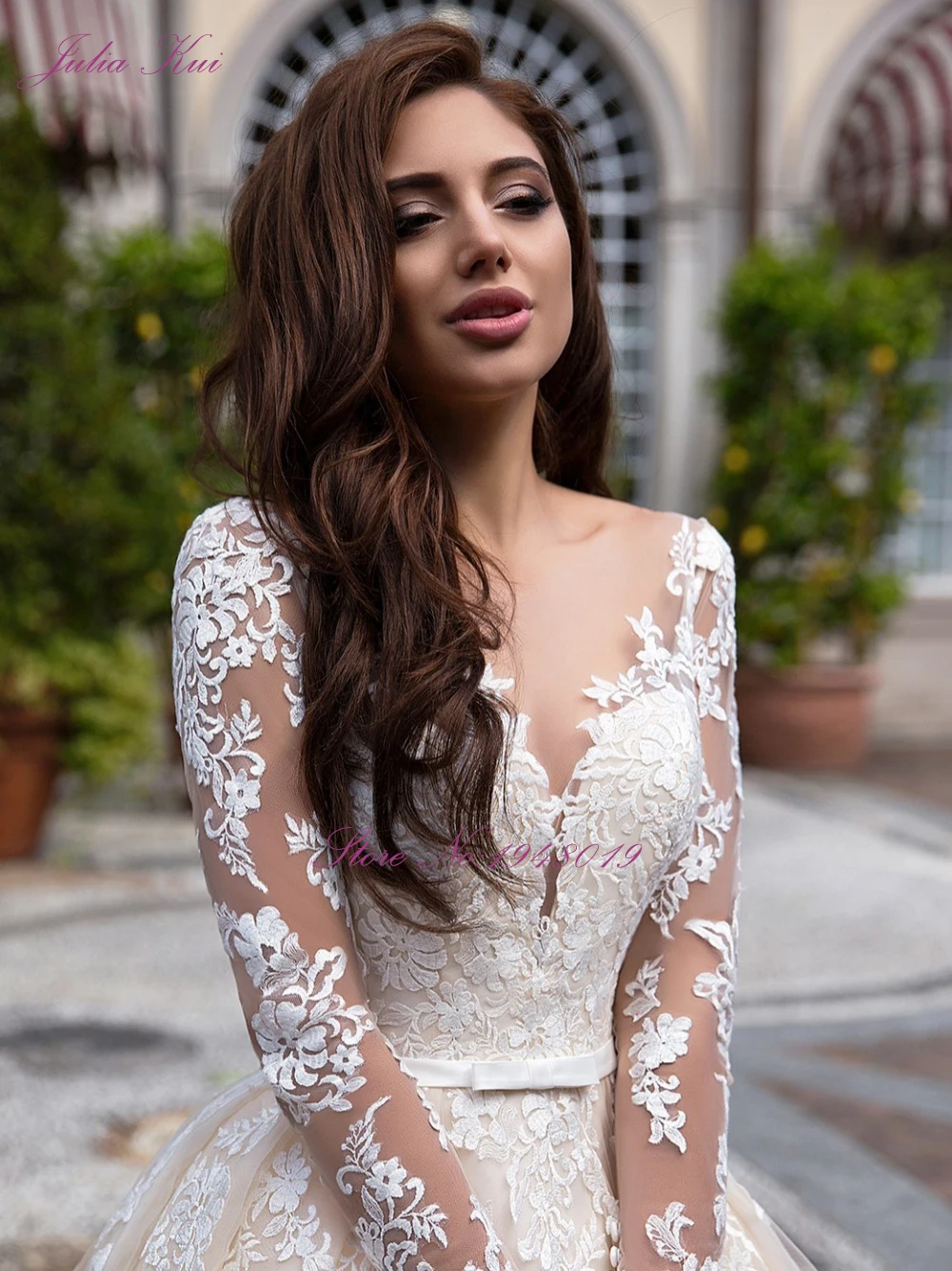 

Julia Kui Full Sleeve Of Vintage Ball Gown Wedding Dress With Scoop Neckline Of Chapel Train Bride Dress Full Sleeve