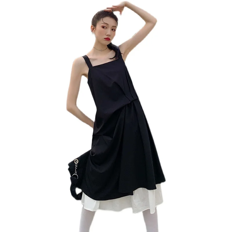 

Pinch pleated wide straps bottom pendulum color skirt with shoulder-straps