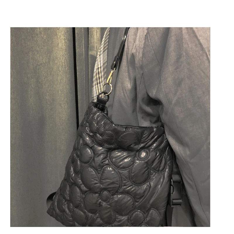 

Original Design Padded Handbags Unisex Three-dimensional Flower Pattern Designer Bags for Women Dark Large-capacity Bucket Bag