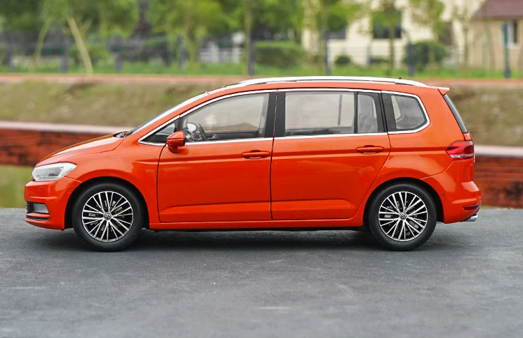 Изысканный подарок 1:18 Touran L сплава модель, моделирование литьем под давлением металлическая модель автомобиля, коллекция украшения