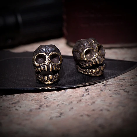 Подвеска нож ручной работы маленькая темная подвеска ключ с бусинами для