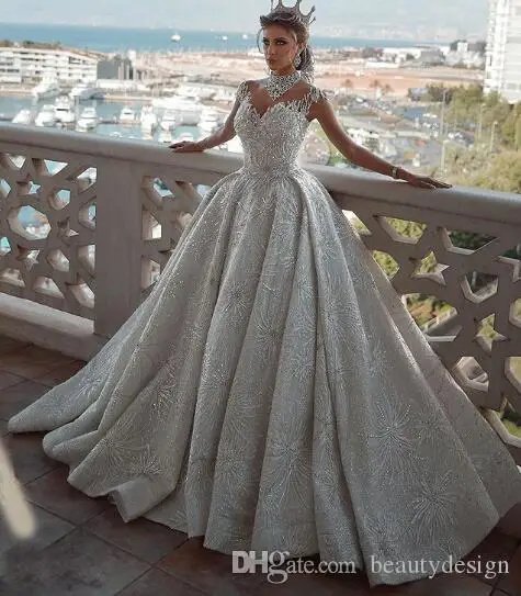 Свадебное платье в арабском стиле с высоким воротом и рукавами крылышками