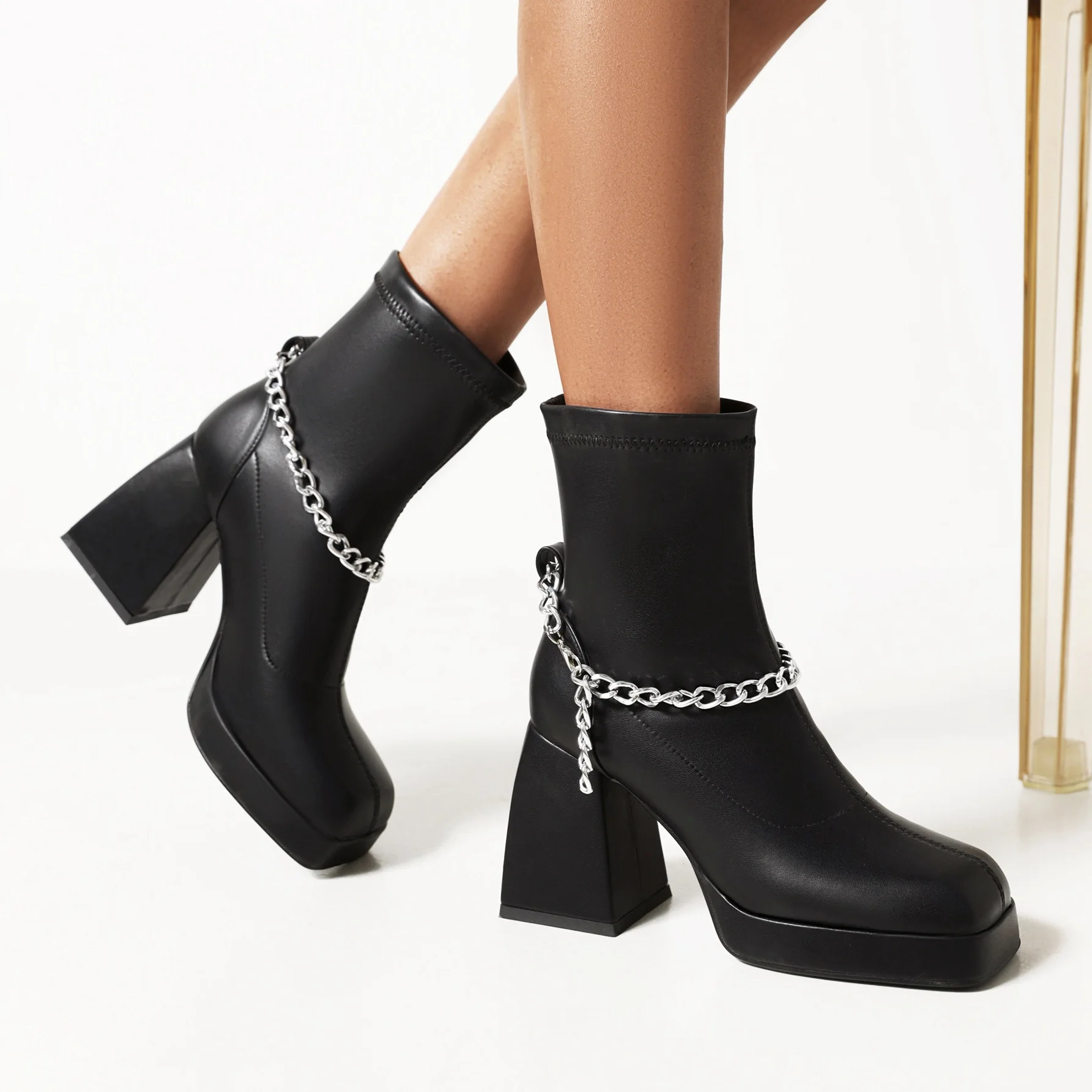 Женские кожаные ботинки с цепочкой черные на платформе блочном каблуке в