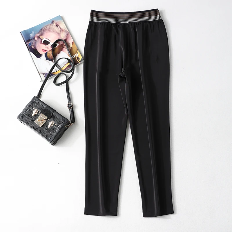

Women Trousers Collared Stripes With Elastic Waistbands Hang Down To Make Commuter Halons Look Slimmer Fabric Is Smooth