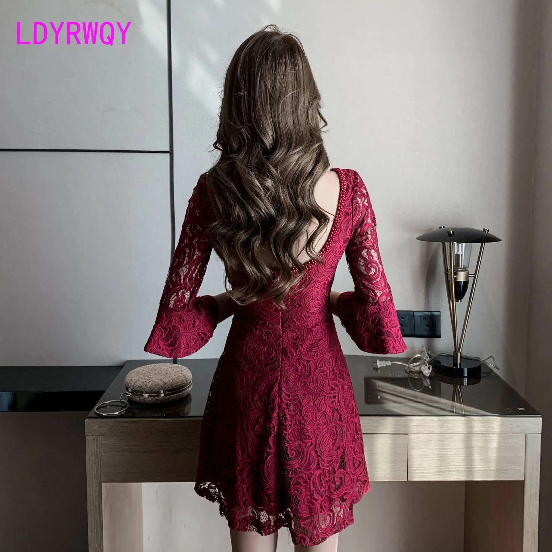 

LDYRWQY South Korea new fashion temperament accepts waist cover belly V to get sexy lace dress