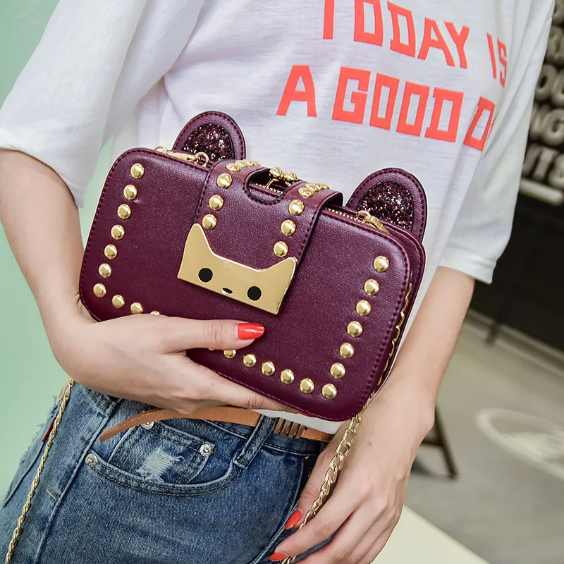 Модная женская сумка мессенджер с заклепками вечерняя на цепочке через плечо