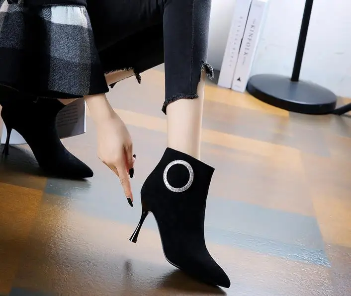 Стразы ботинки на высоком каблуке с острым носком женские зимние