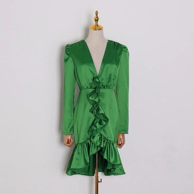 Женское платье с оборками TWOTWINSTYLE белое составного кроя V-образным вырезом