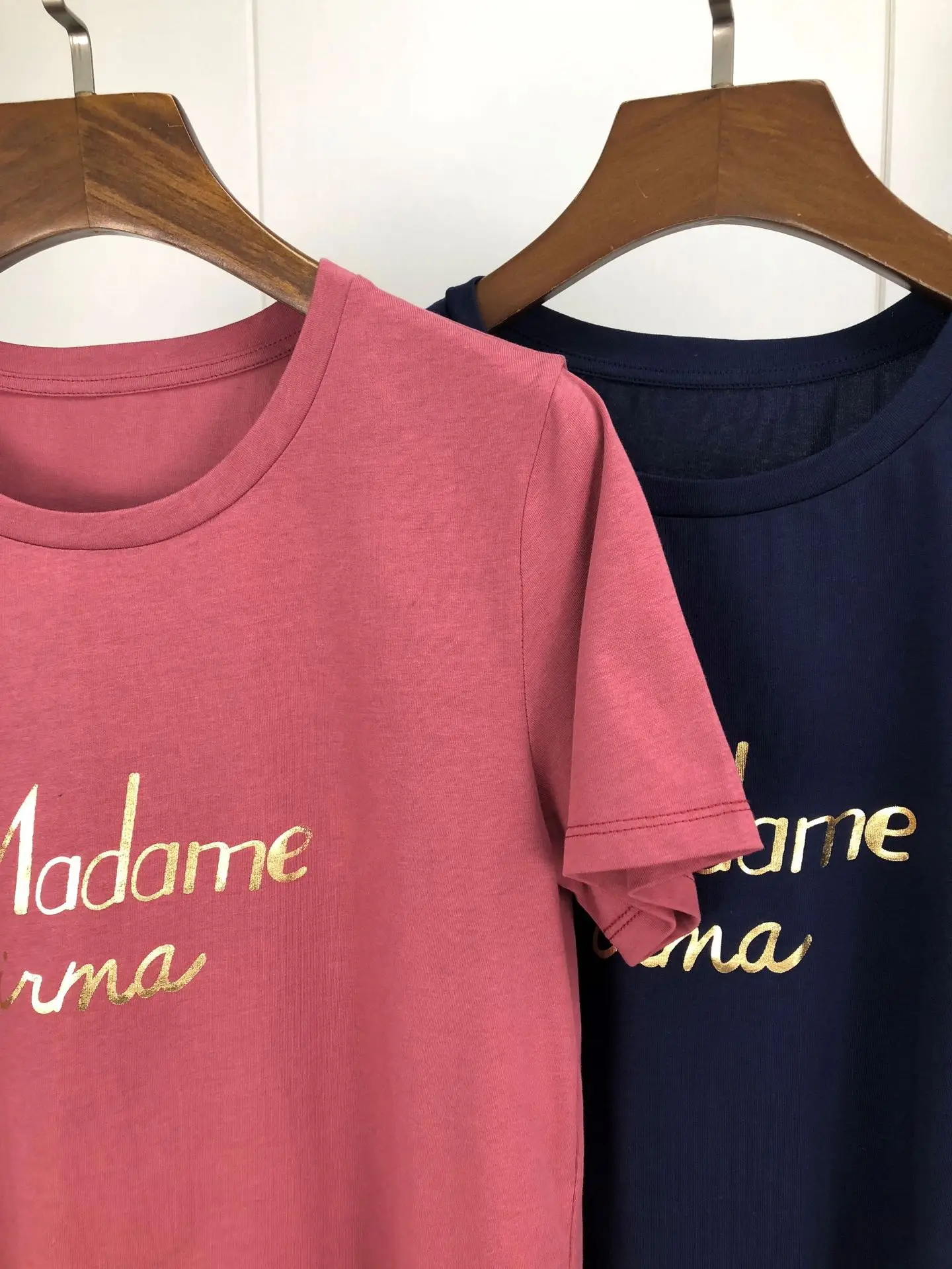 

Gold letter print Tee- shirt French small fresh gilt letters bright color round collar short sleeved T - shirt