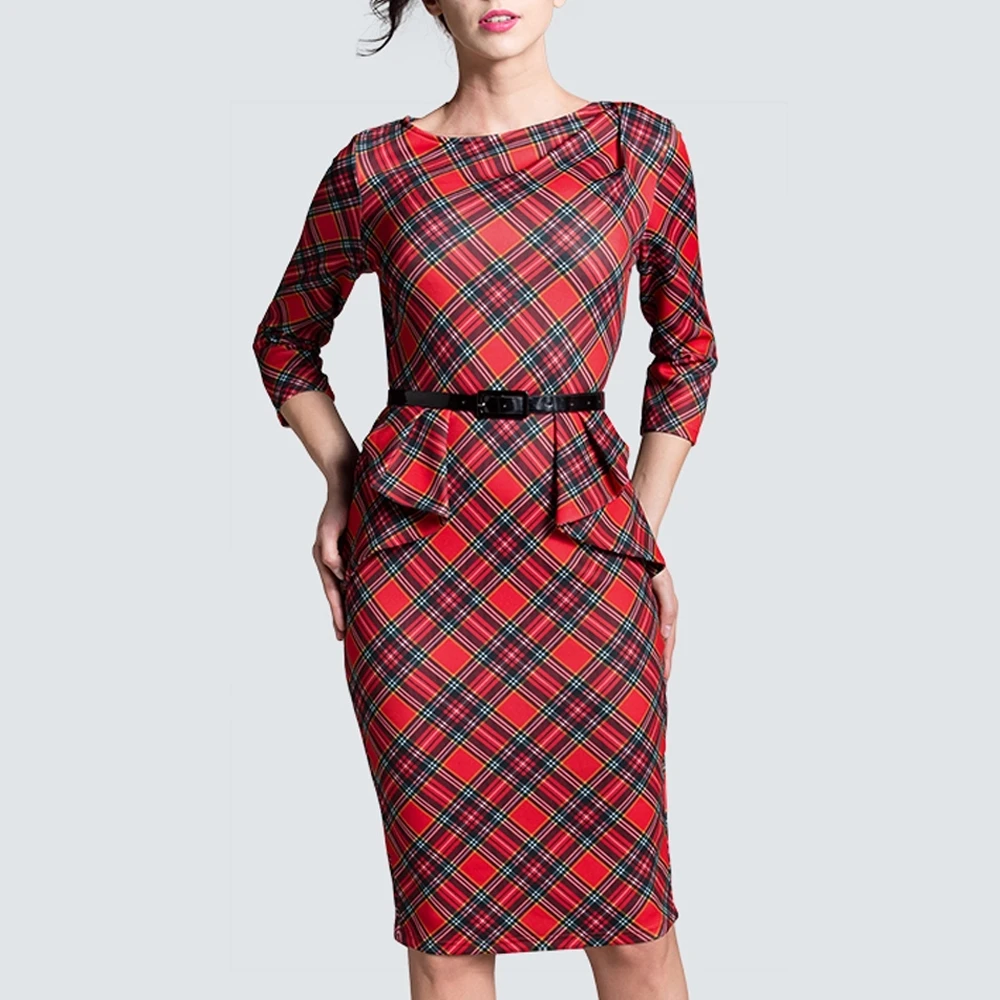 Женское клетчатое платье футляр с рюшами красного цвета для офиса и работы