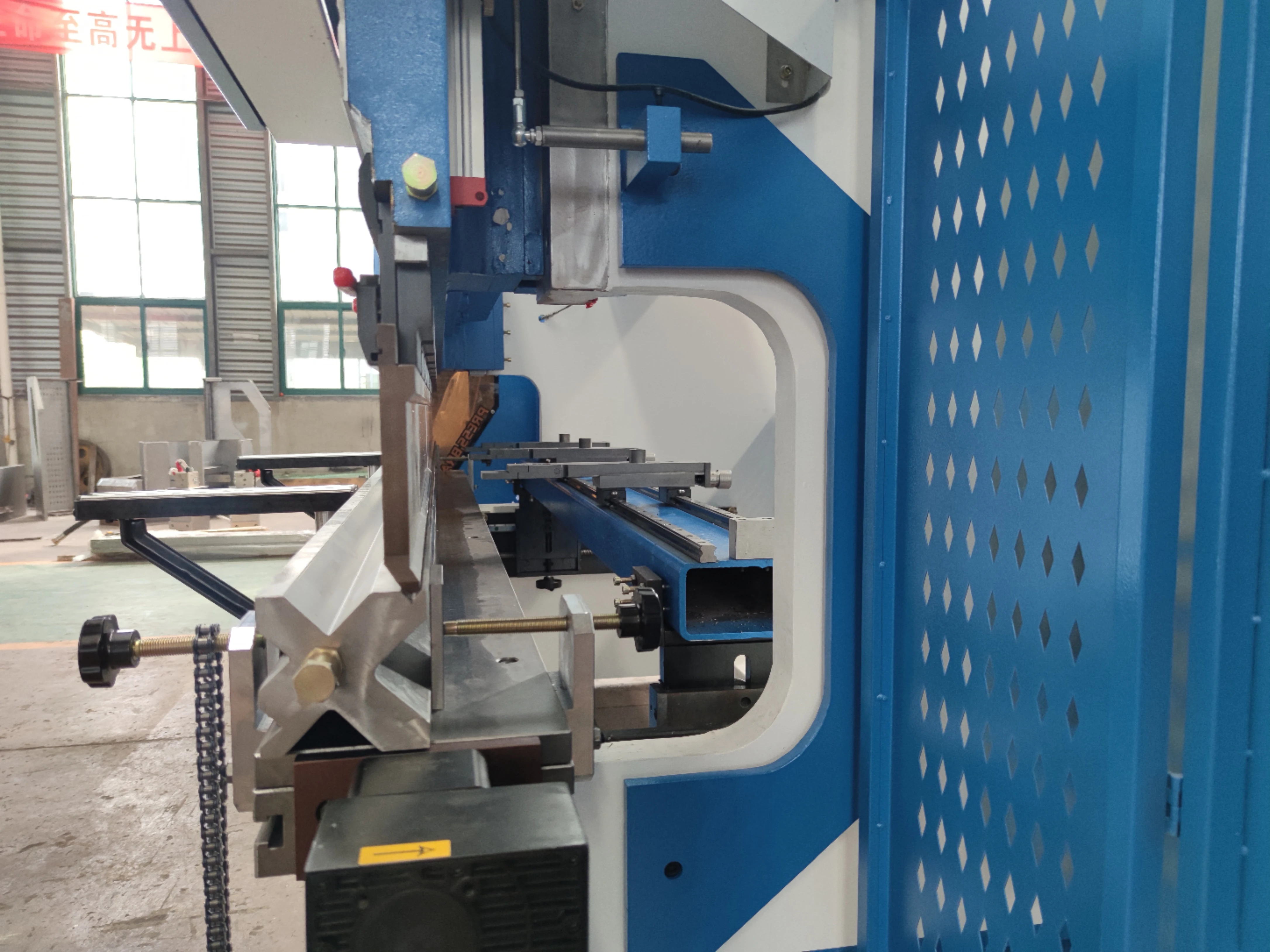 Горячая Распродажа 110ton 4 + 1 Axis CNC гидравлический листогибочный пресс с системой