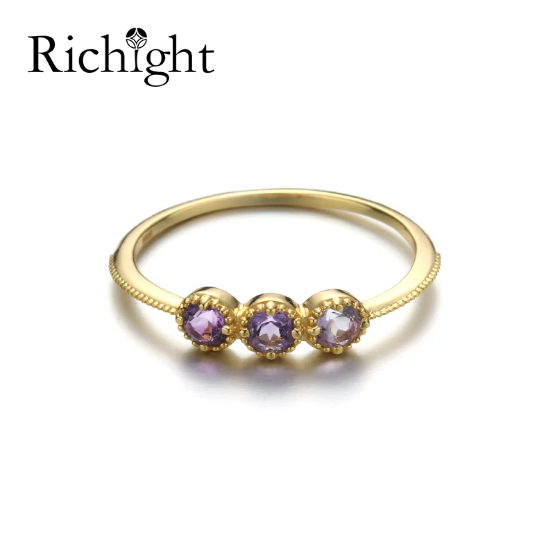 Простой натуральный аметистовый драгоченный камень с золотым браслетом кольца