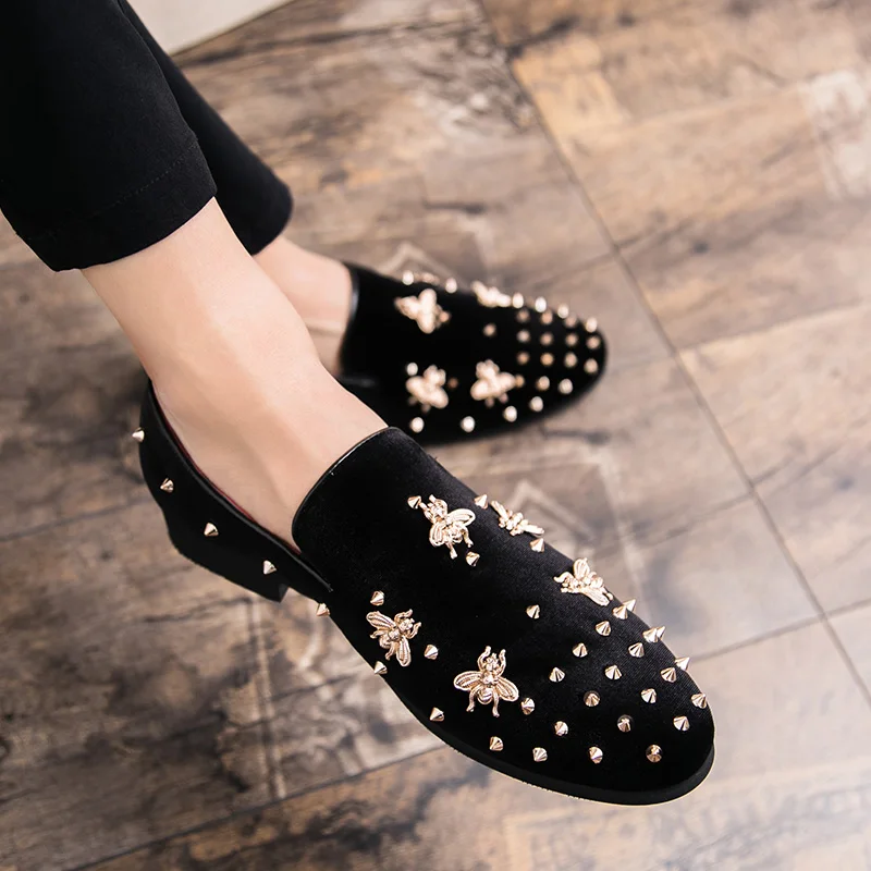 Новые модные мужские бархатные туфли с золотым верхом и металлическим носком