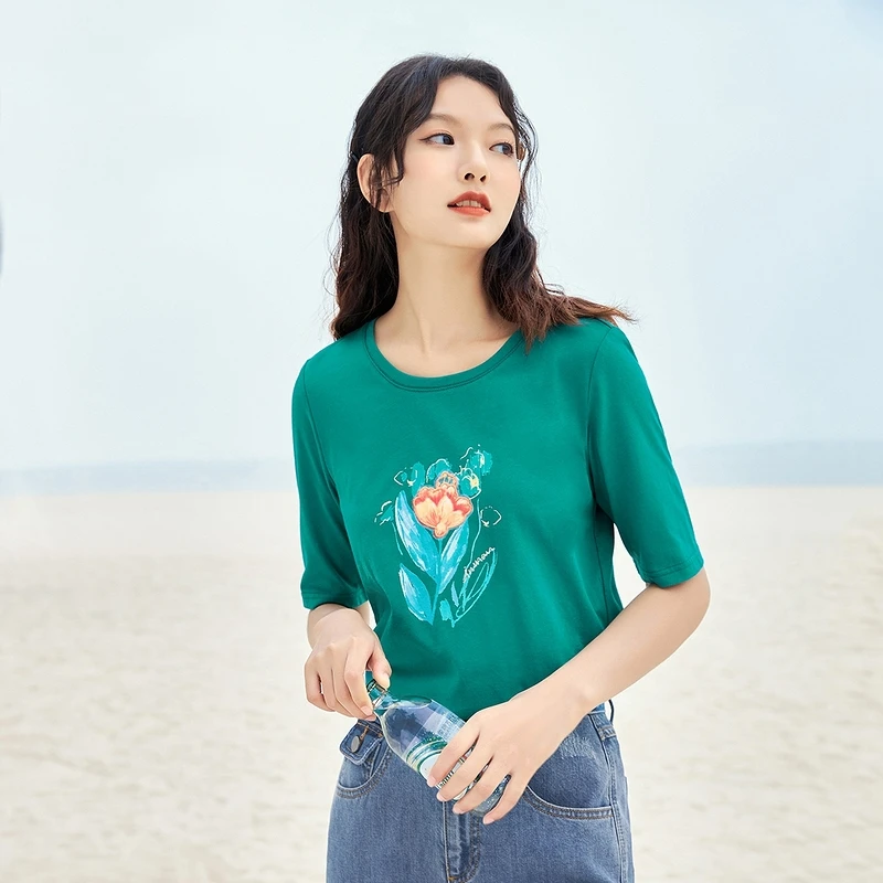 Женская хлопковая футболка с коротким рукавом круглым вырезом и вышивкой -