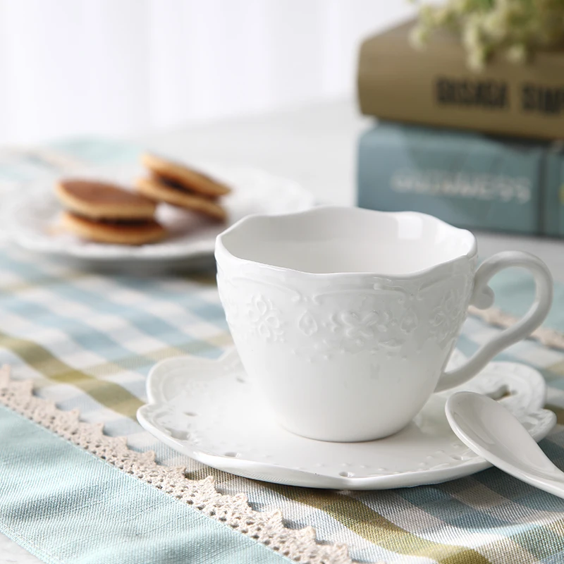 Кофейная чашка в европейском стиле с блюдцем ложкой белая керамическая