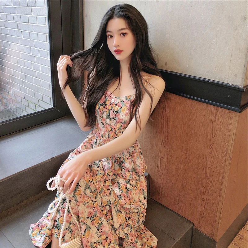 

Platycodon grandiflorum French suspender dress with small fresh flowers and fragmentary flowers