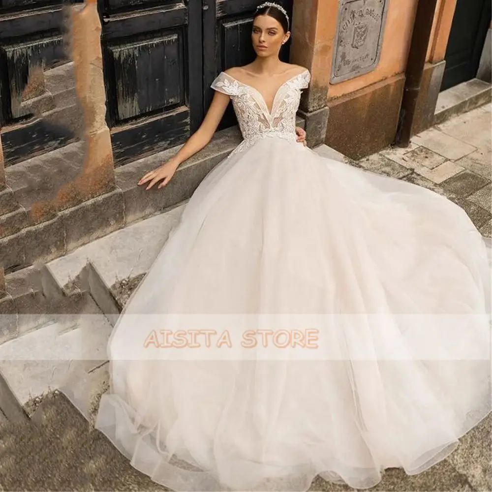 Платье свадебное кружевное ТРАПЕЦИЕВИДНОЕ с V образным вырезом и пуговицами на