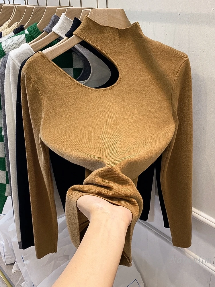 Женская трикотажная рубашка с открытыми плечами воротником-хомутом | одежда