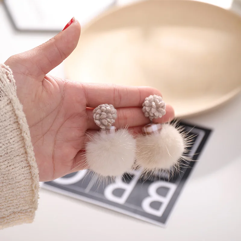 Коричневые меховые шарики из норки корейские модные висячие серьги новинка 2020