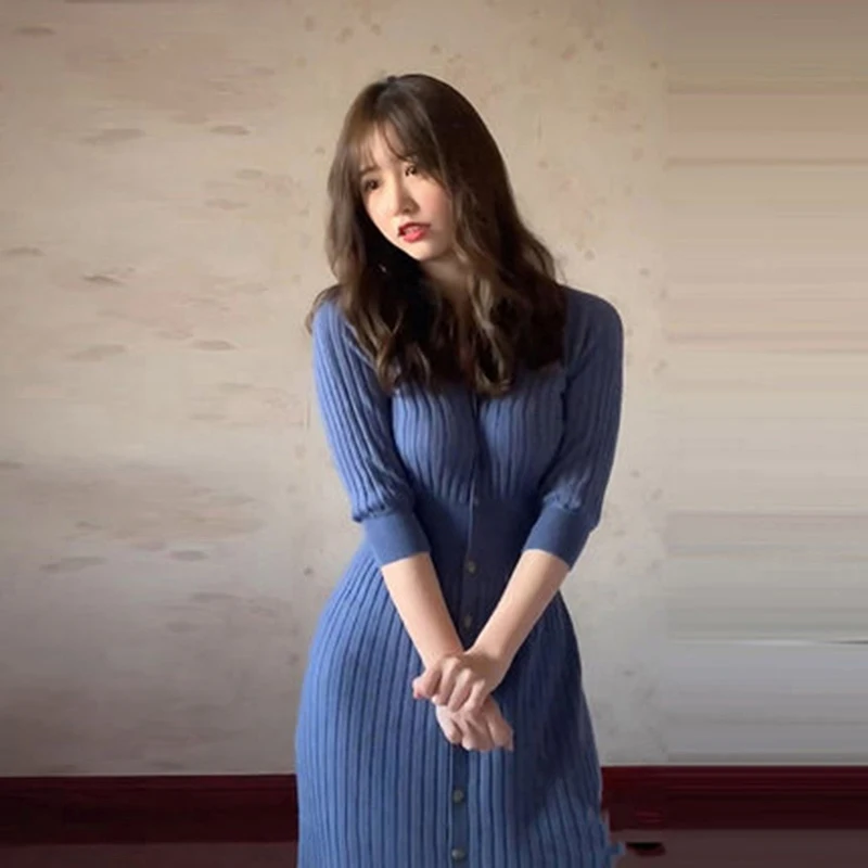 Женское трикотажное платье асимметричного покроя слитное с V-образным вырезом и