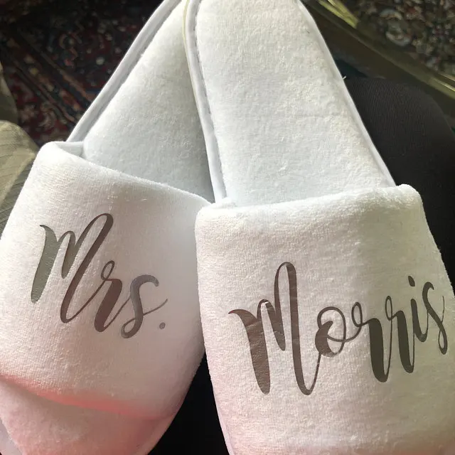 Персонализированные подарки для дружки невесты невесты Тапочки на свадьбу подарок для невесты Тапочки с открытыми пальцами тапочки с принтом для матери жениха подружки невесты.