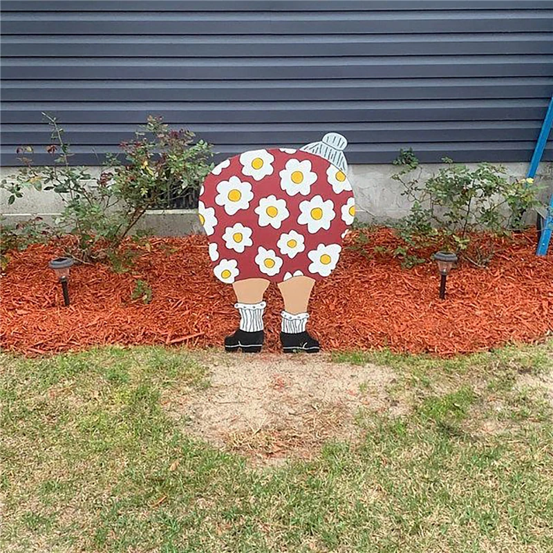 

40*26cm Old Lady Bent Over Gardening Yard Art Decoration for Original Crafts From Plastic for Garden Cottage Yard Decor