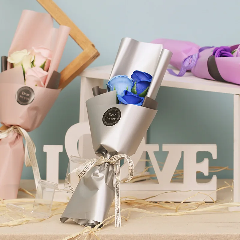 Прелестное очаровательное мыло с искусственными цветами розы в штучной упаковке