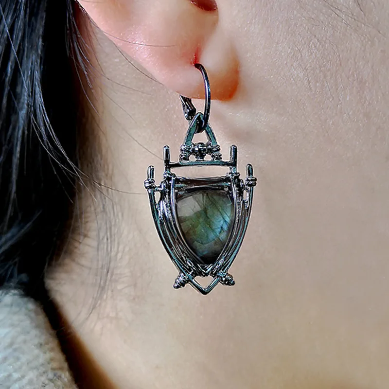 Винтажные геометрические серьги с подвеской треугольником голубым полимерным