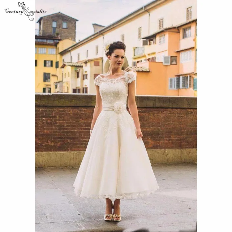 Свадебное платье с коротким рукавом кружевной аппликацией и цветами 2020 | Свадьбы