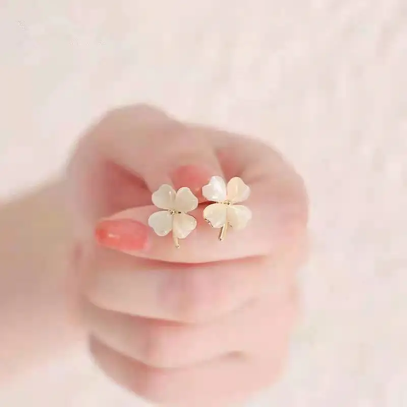 

New Cute Small Lucky Daisy Flowers Stud Earrings For Women Korean Sweet crystal Flower Earring Girls Fashion Elegant Jewelry