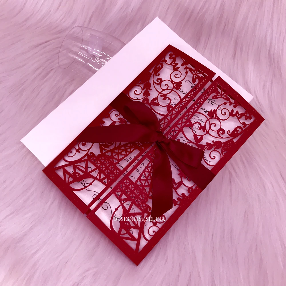 Красная башня сложенные свадебные приглашения с бордовой лентой мерцающий