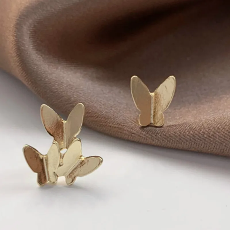 Женские асимметричные серьги-гвоздики с бабочками простые корейские серьги в