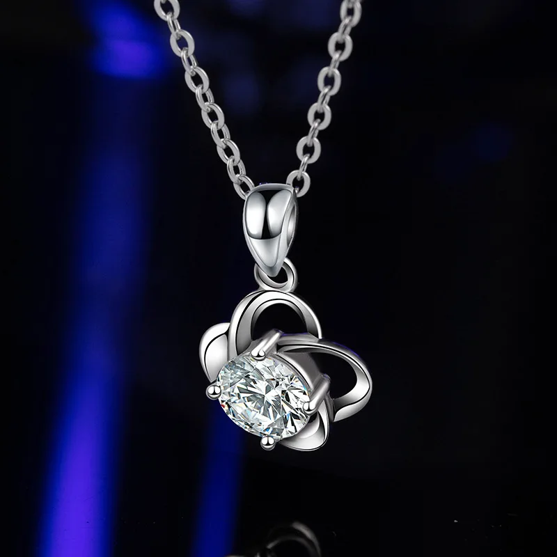 

Four leaf grass morsang Diamond Pendant Light luxury temperament and chain chain chain windmill Necklace