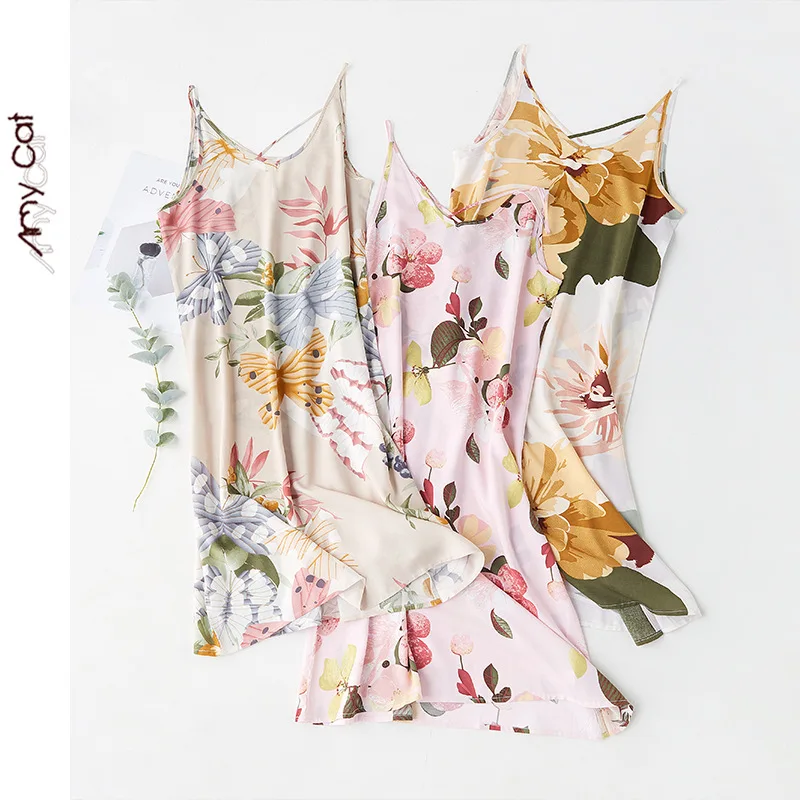 Летняя разноцветная ночная рубашка с принтом без рукавов на бретельках