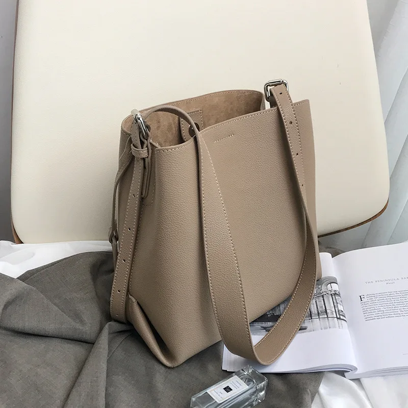 

Wide shoulder strap bag large capacity bucket bag women's 2020 new leather shoulder bag simple temperament women's messenger