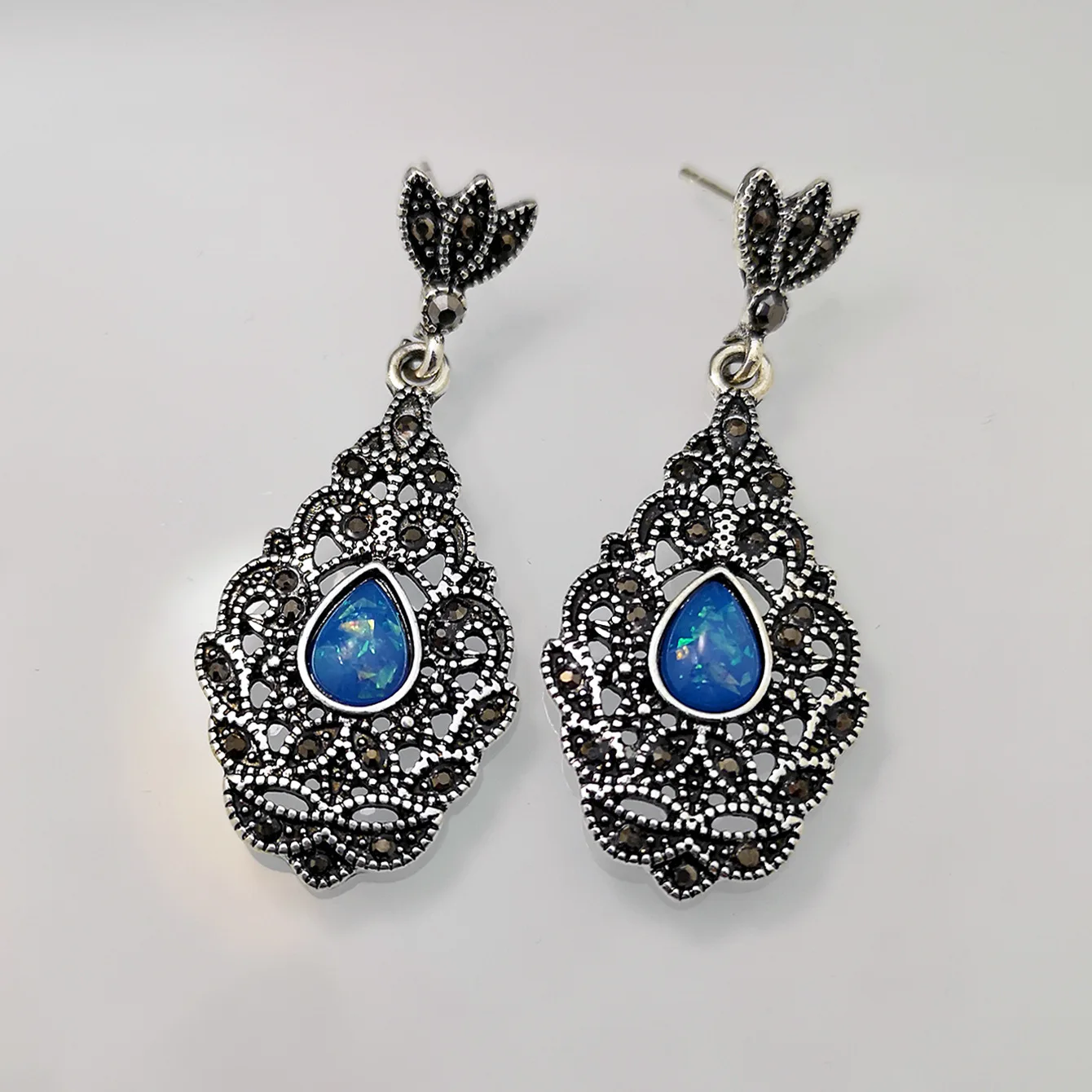 

New Hollowed Out Carved Flowers Inlaid Black Diamond Synthetic Sea Blue Opal Earrings Vintage Ear Pin Hanging Earrings Jewelry