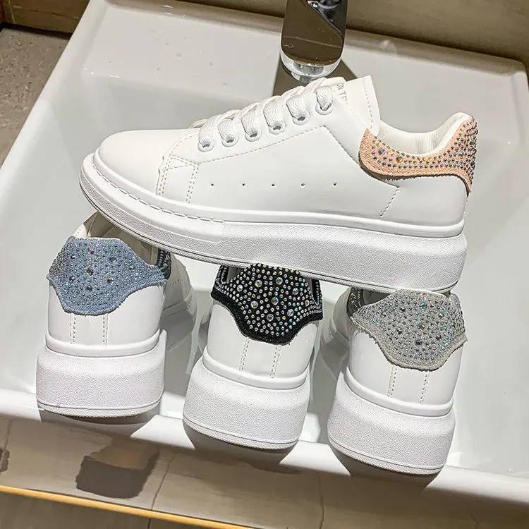 

Женские кроссовки с блестками, повседневная обувь на танкетке, теннисные туфли на платформе, белые, для прогулок