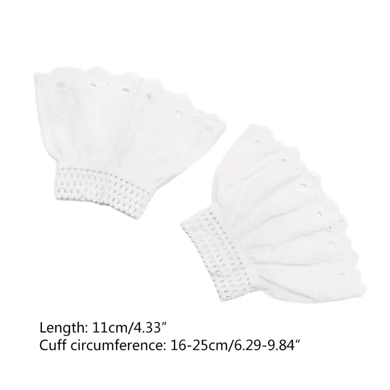 Винтажное женское плиссированное платье украшенное оборками роговыми манжетами