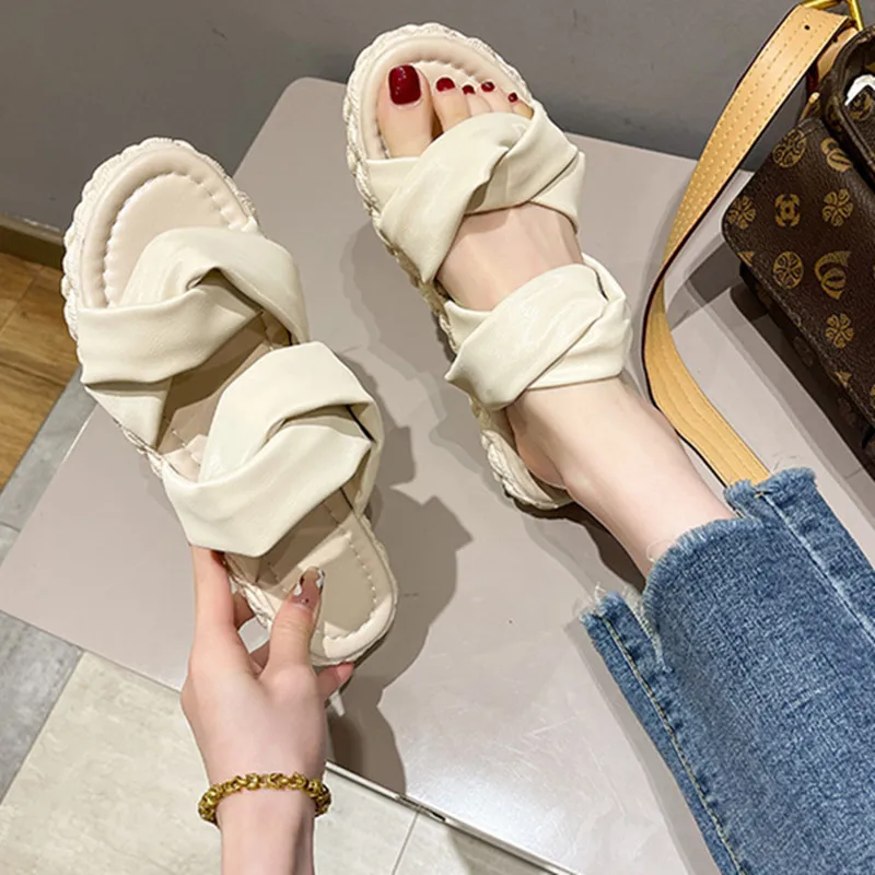 

New 2021 Designer Outdoor Women Slippers White Black Leather Casual Narrow Band Sandals Open Toe Lady Shoes Fashion Flip Flops