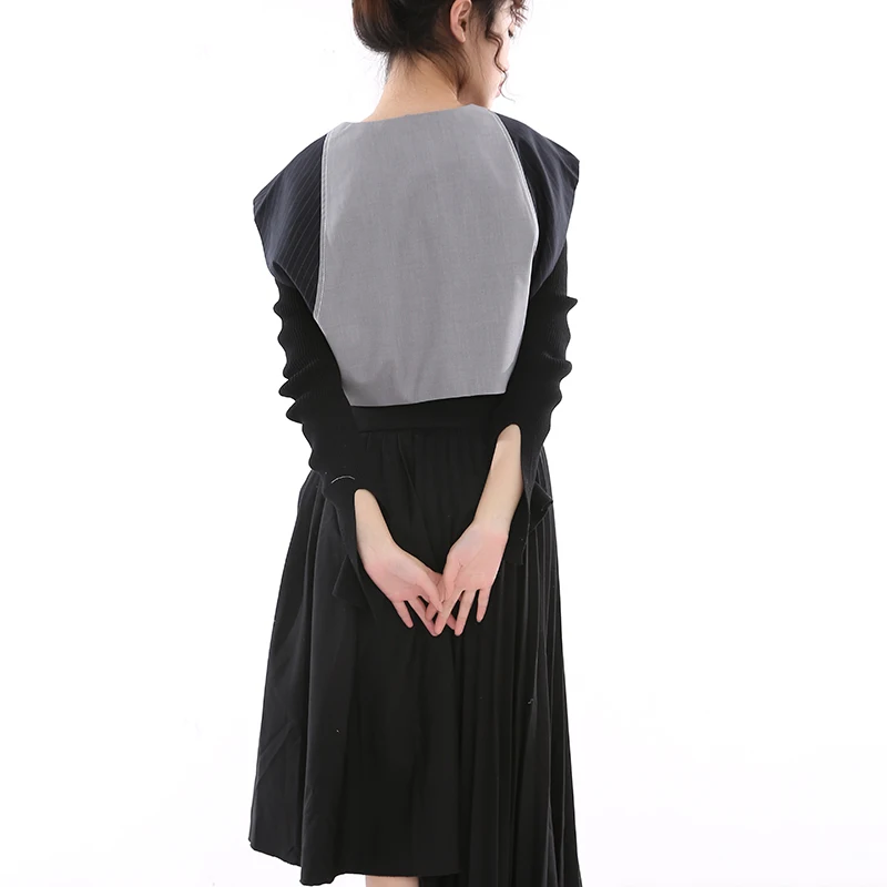 

[EAM] Women Loose Fit Gray Short Striped Temperament Vest New V-collar Sleeveless Fashion Tide Spring Autumn 2021 1K72602