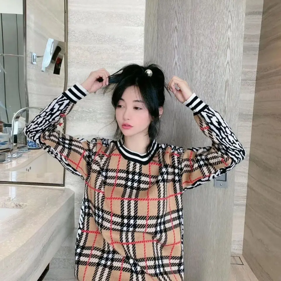 

Classic check Vintage leopard jacquard color matching round neck sweater Korean style top