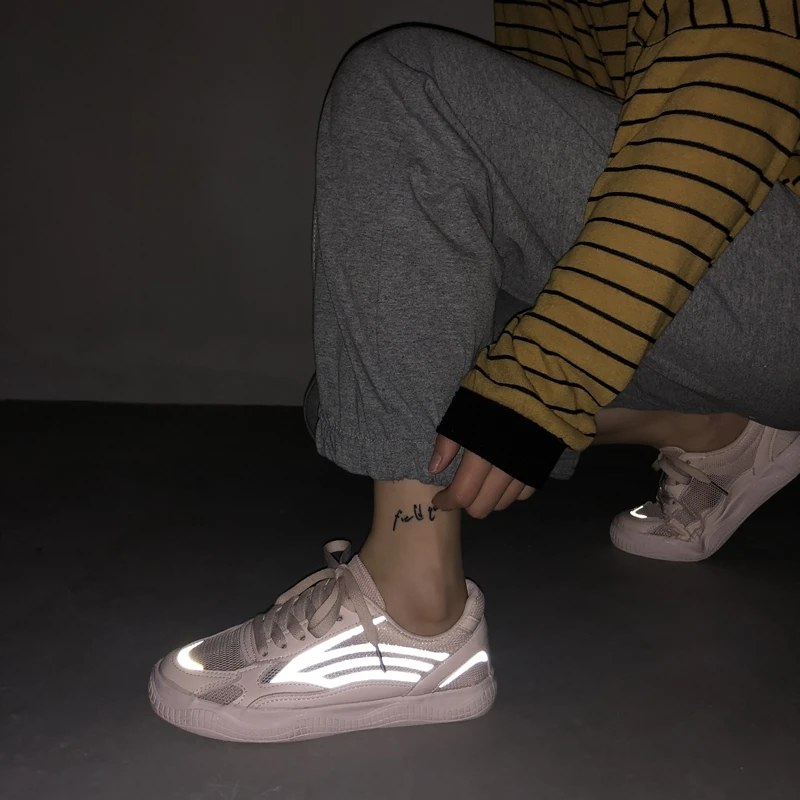 New Small White Shoes Women Breathable Reflective Stripe Shine Fashion Sneakers Ladies Casual Run Jogging Shoes Student Trainers