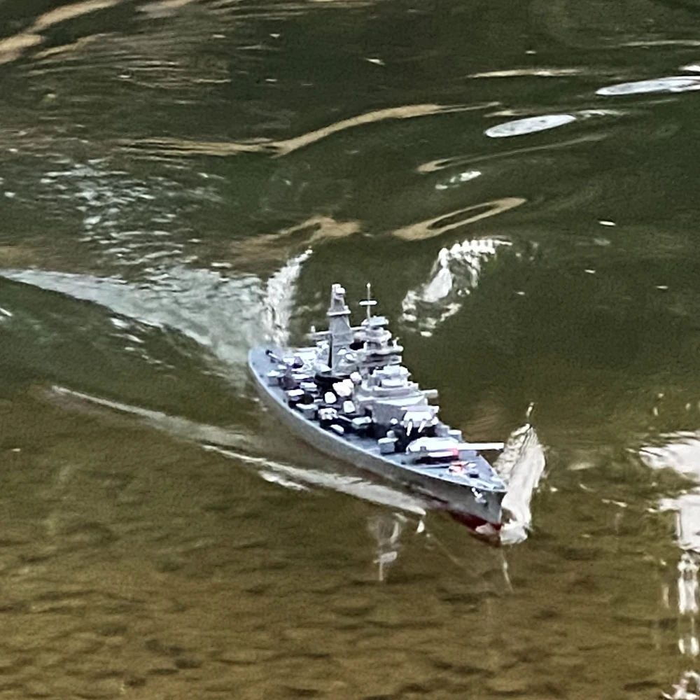 военный корабль с дистанцио