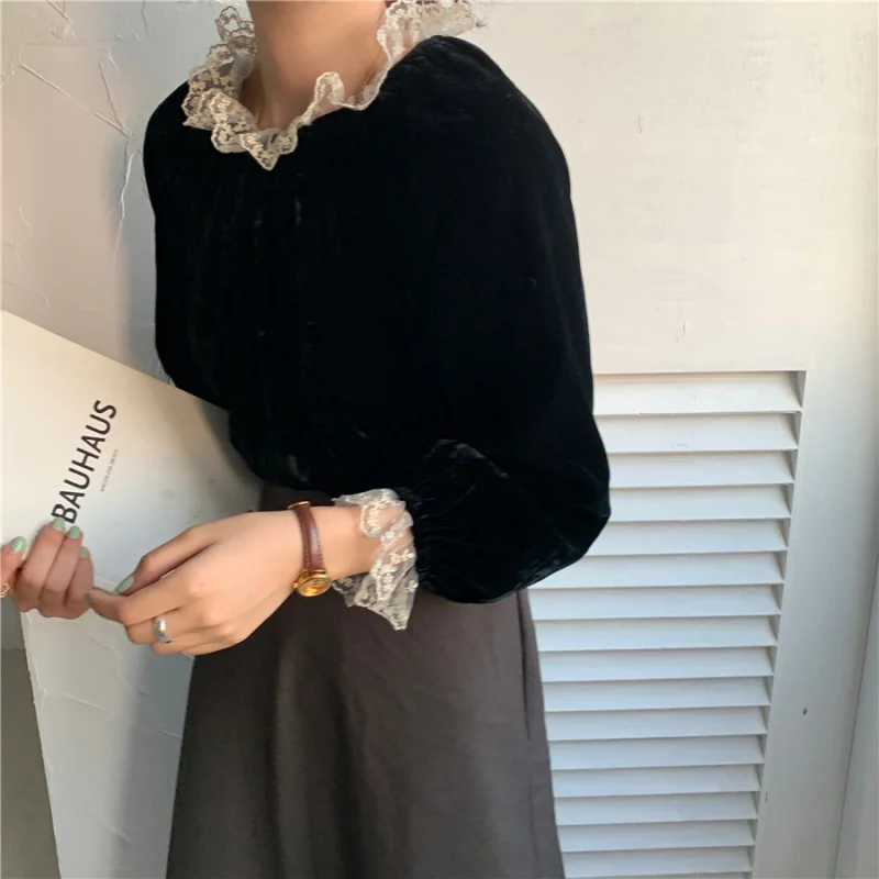 

Korean Retro French Lace Patchwork Ruffled Collar Pull