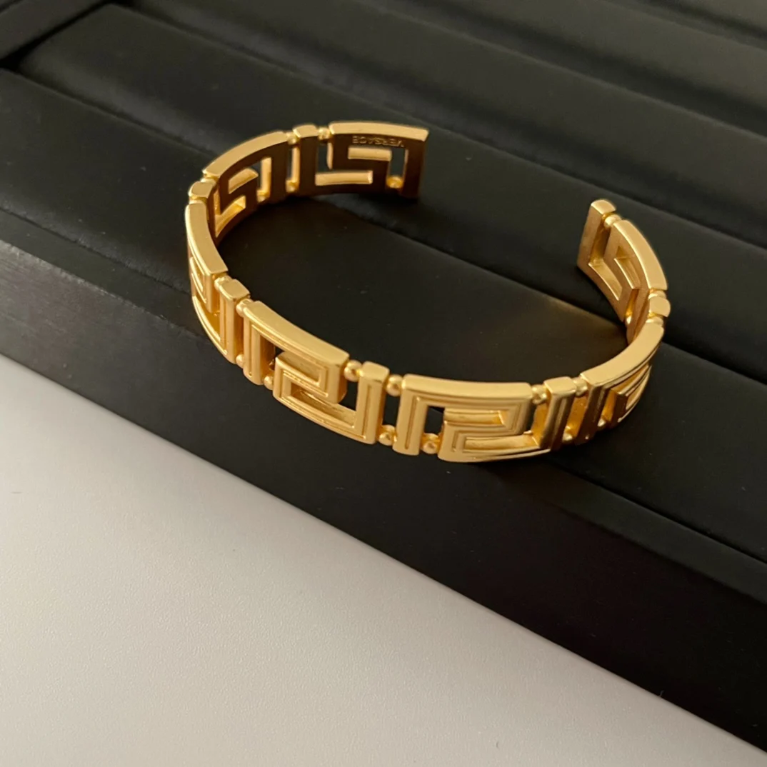

Hollow gold retro open bracelet
