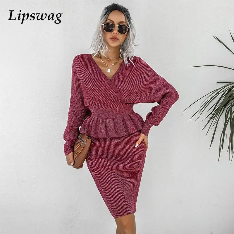 

Костюм женский трикотажный из свитера с V-образным вырезом и облегающей юбки