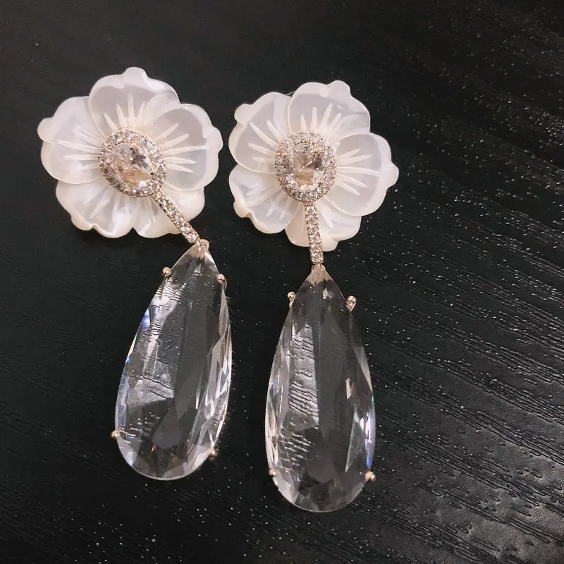 Женские серьги подвески в форме цветка с кристаллами и прозрачным фианитом