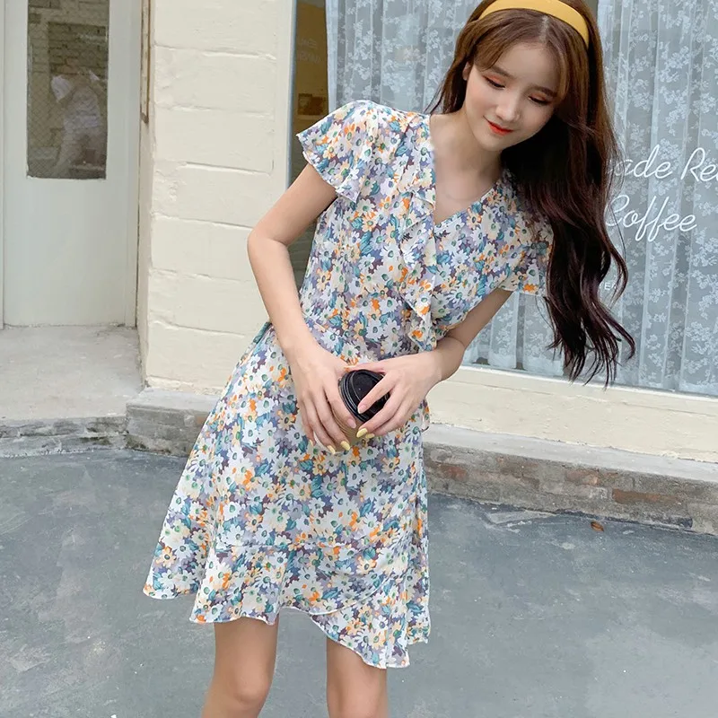 Женское платье с V-образным вырезом цветочным принтом и коротким рукавом |